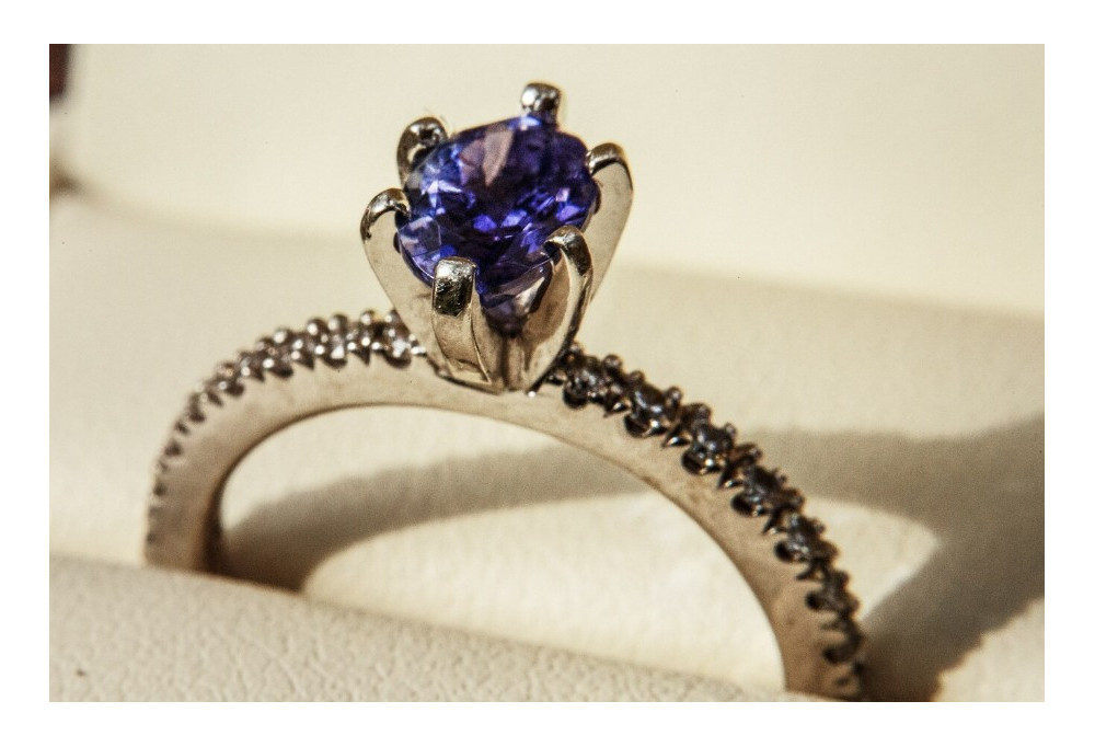 Qué significa el zafiro en el anillo de compromiso